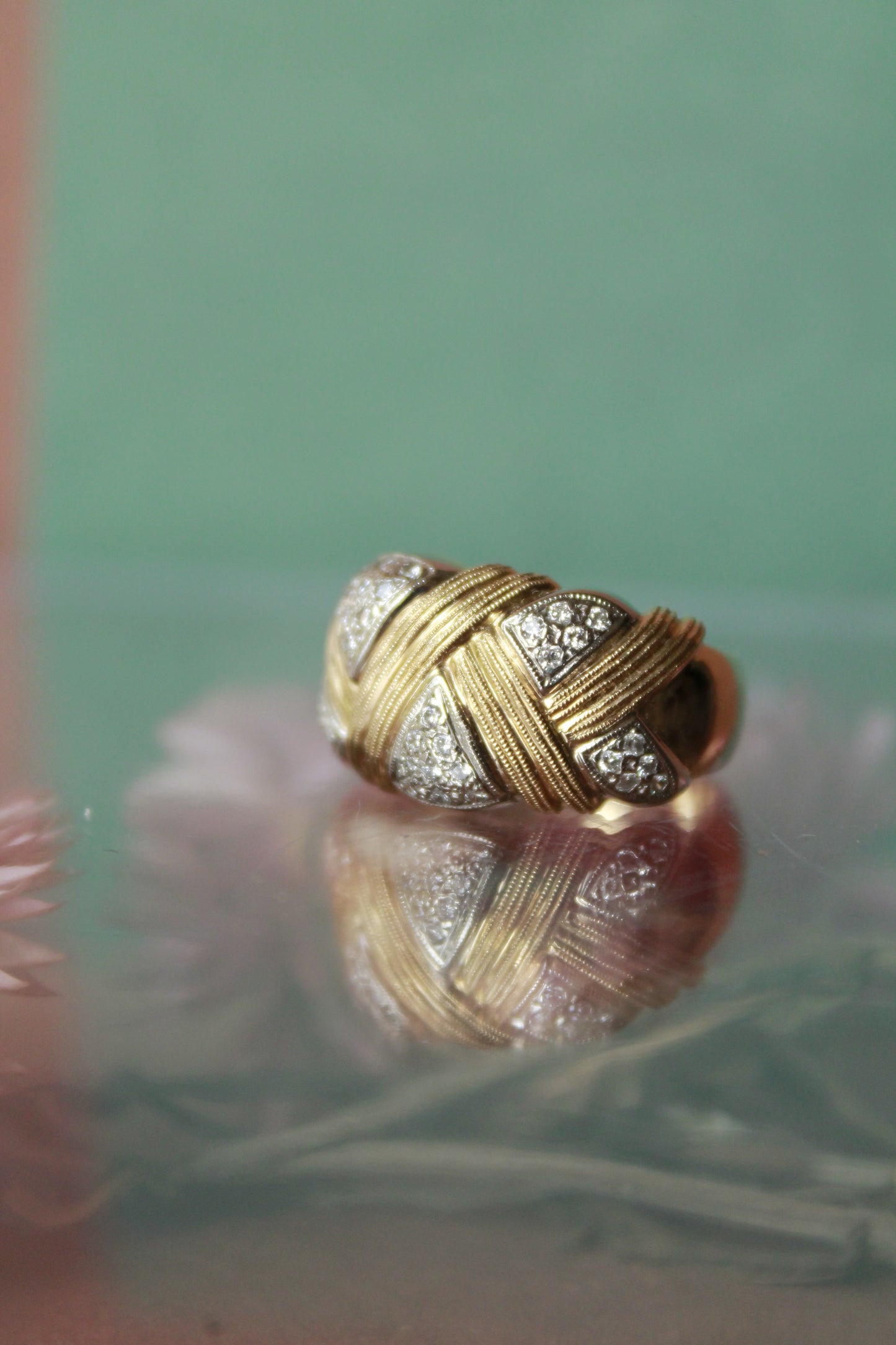Anillo  hecho a mano en oro amarillo, platino y brillantes