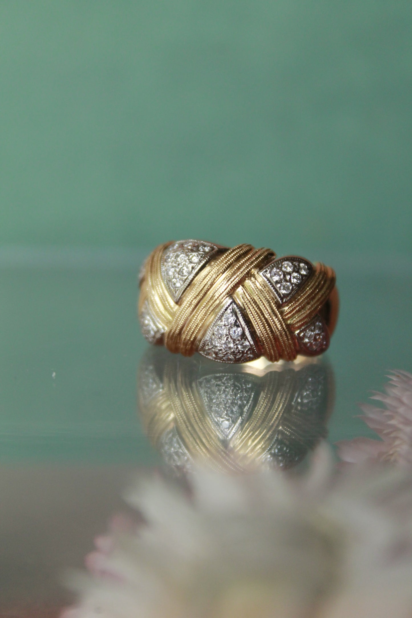 Anillo  hecho a mano en oro amarillo, platino y brillantes