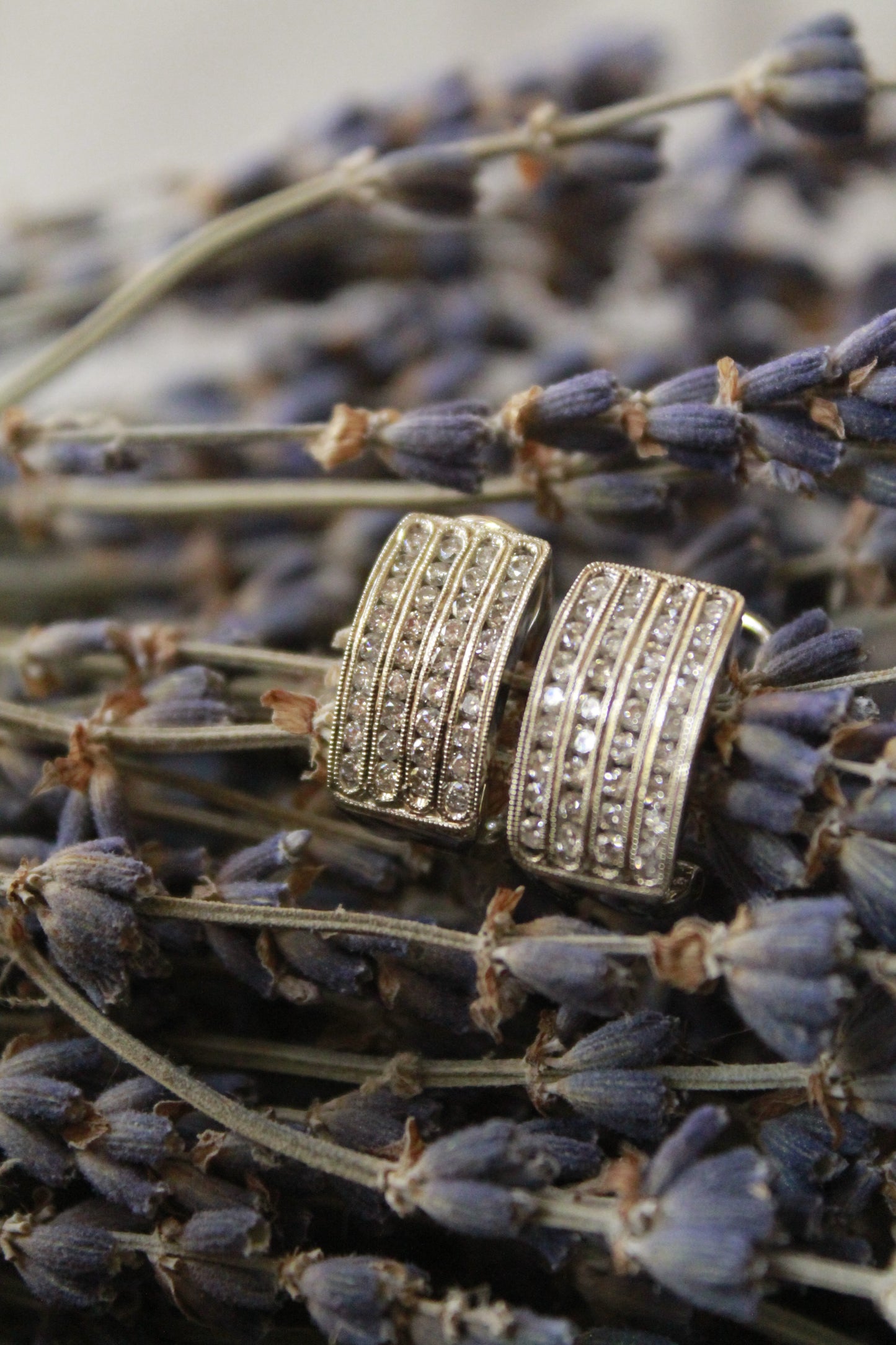 Aros europeos, hechas a mano, triple hilera, oro blanco italiano y brillantes