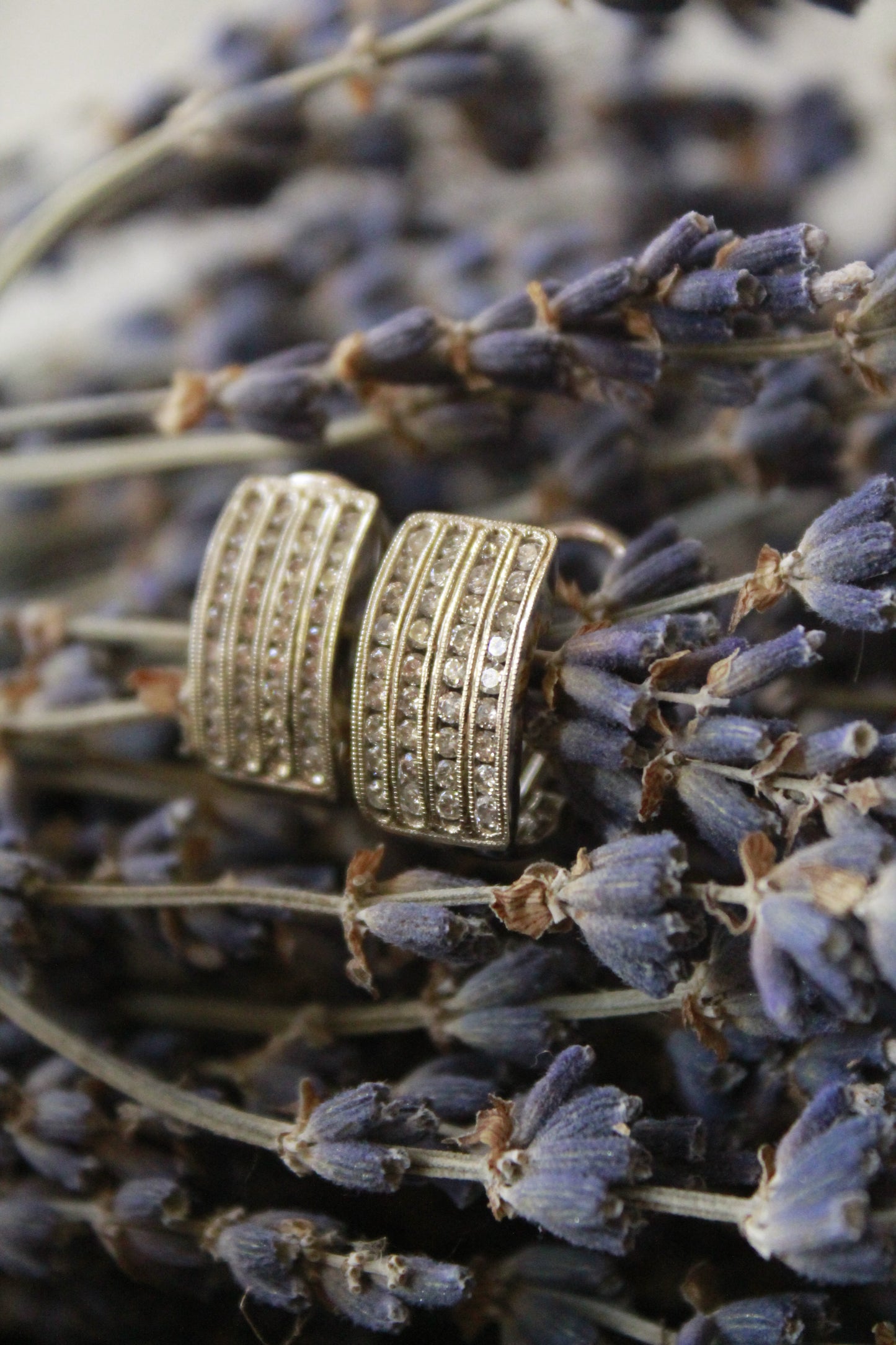 Aros europeos, hechas a mano, triple hilera, oro blanco italiano y brillantes