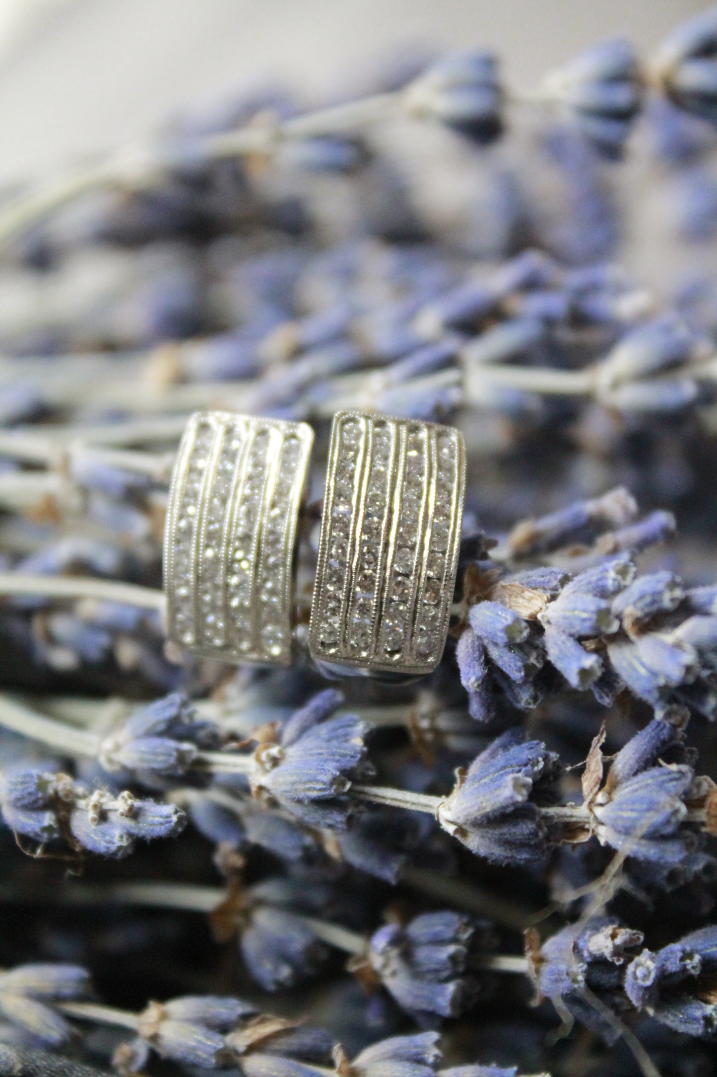 Aros europeos, hechas a mano, triple hilera, oro blanco italiano y brillantes