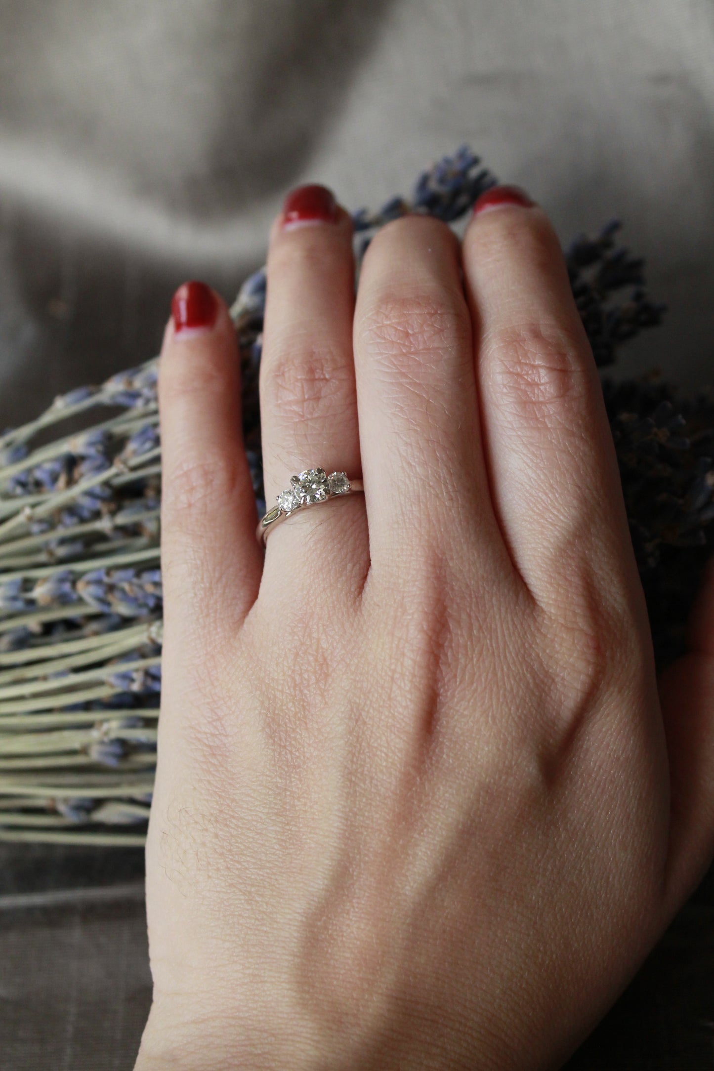 Anillo tricillo, hecho a mano, de oro blanco de 18k y brillantes.