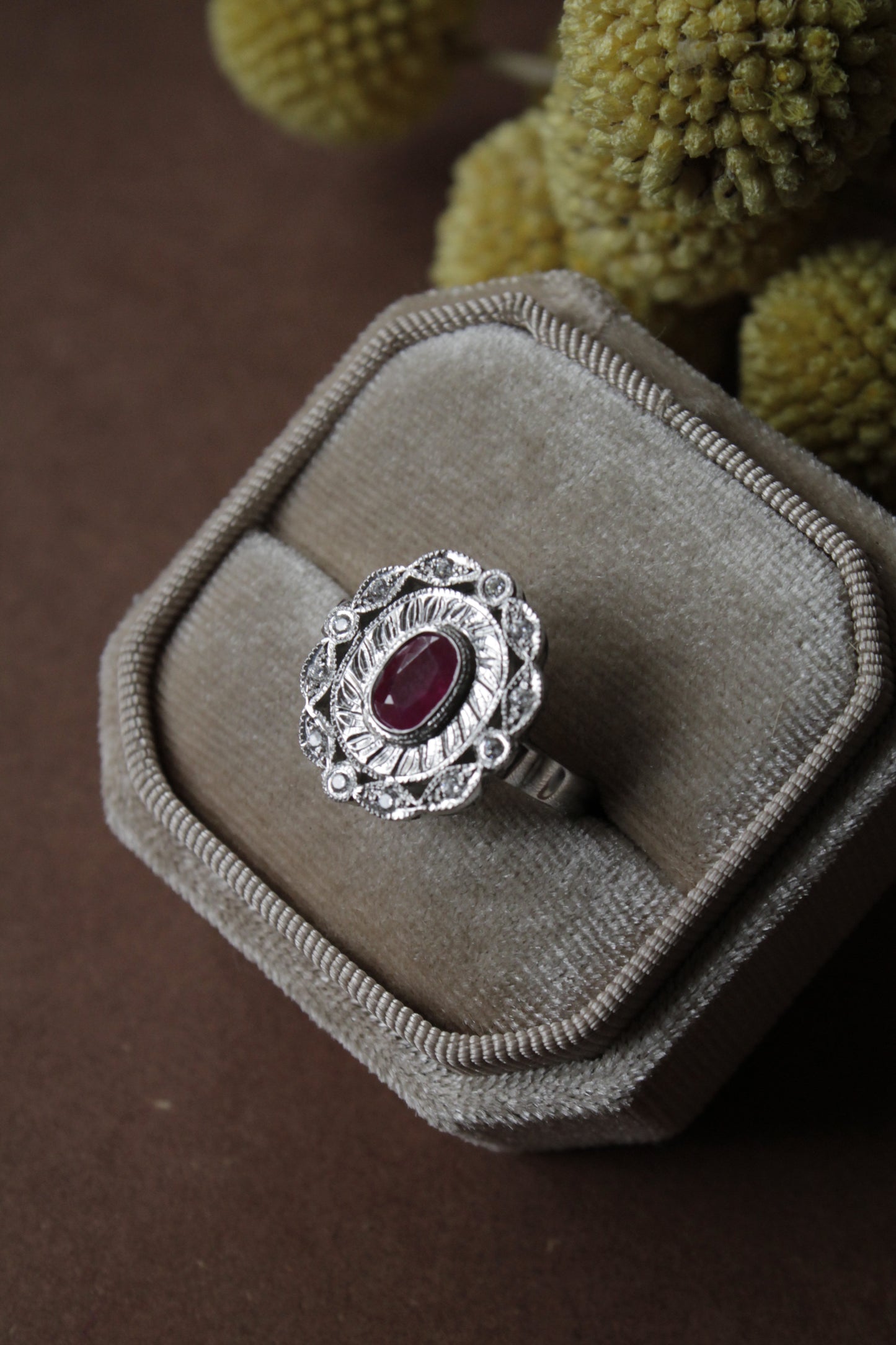 Anillo  diseño floral, hecho a mano, plata 925 y Rubí natural