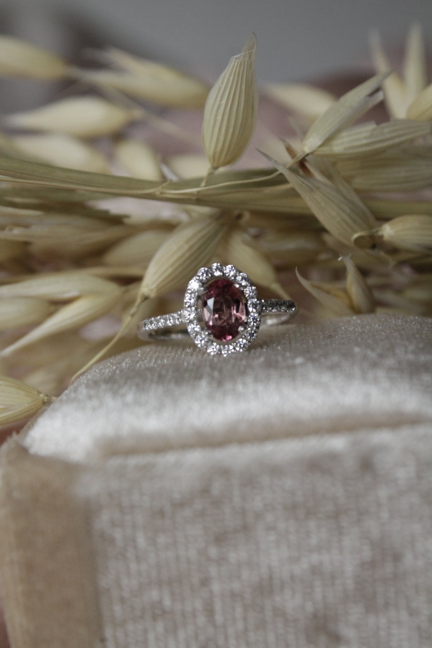 Anillo halo, hecho a máquina, plata 925 y zirconitas y turmalina rosa