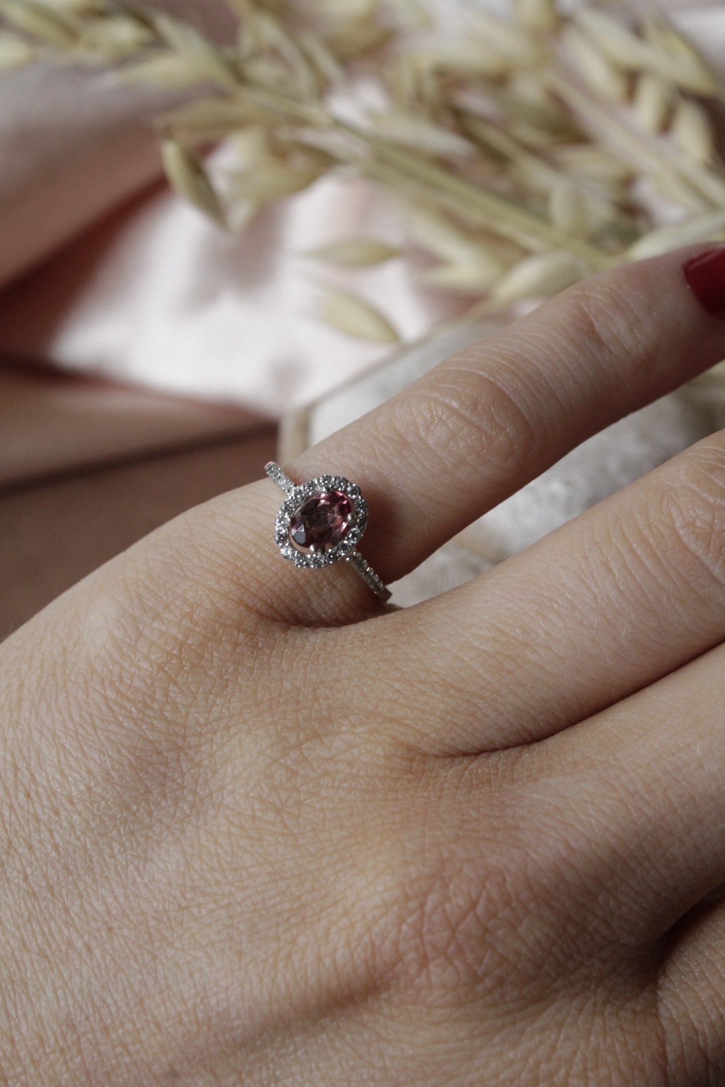 Anillo halo, hecho a máquina, plata 925 y zirconitas y turmalina rosa