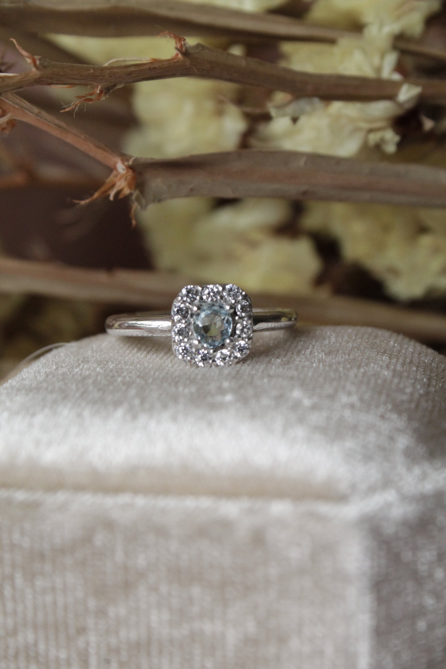 Anillo halo plata 925, aguamarina y zirconitas