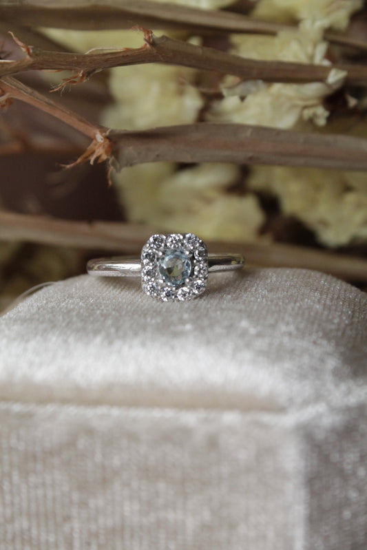 Anillo halo plata 925, aguamarina y zirconitas