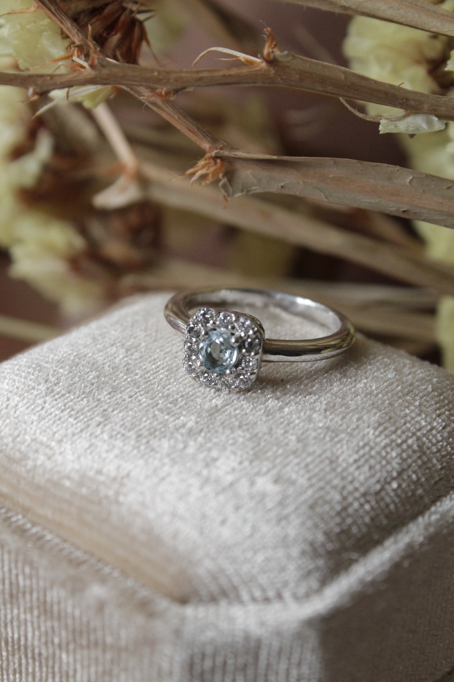 Anillo halo plata 925, aguamarina y zirconitas