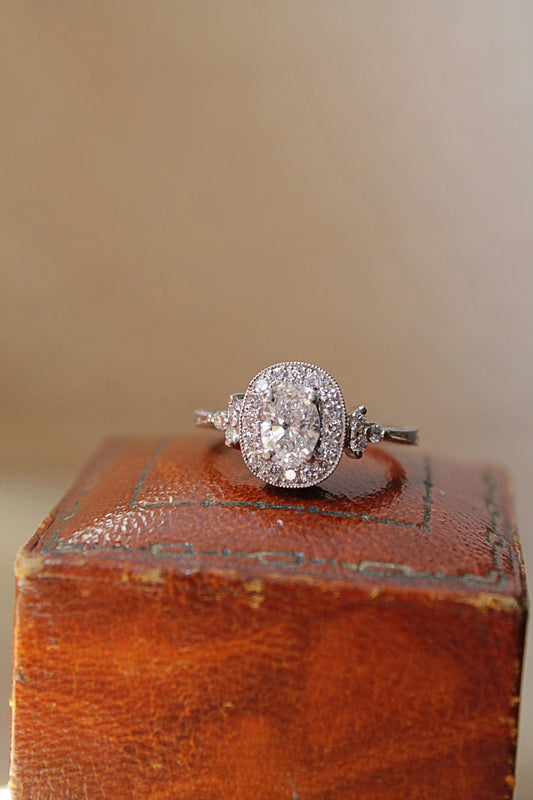 Anillo hecho a mano, platino y diamantes