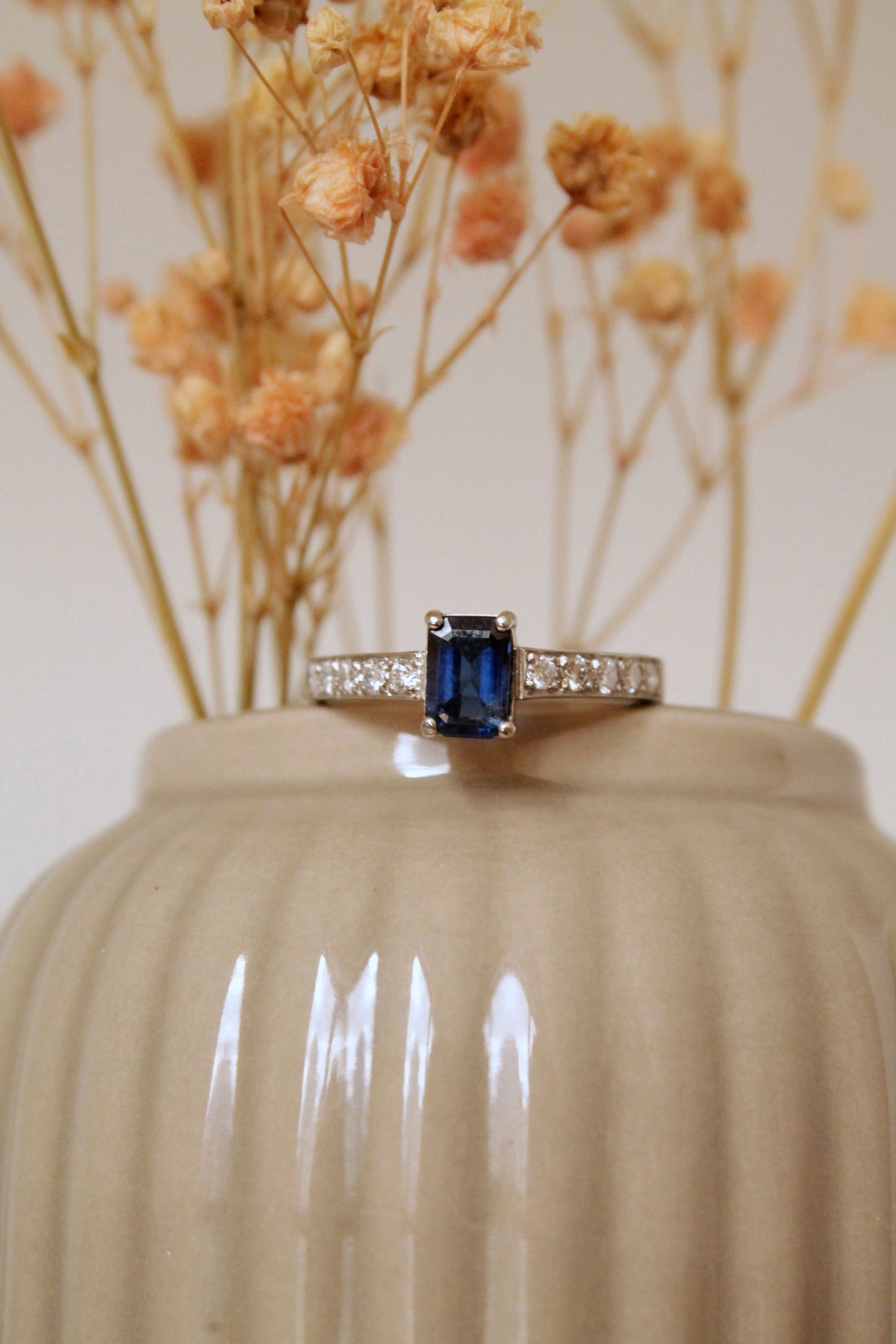 Anillo, platino, zafiro y brillantes