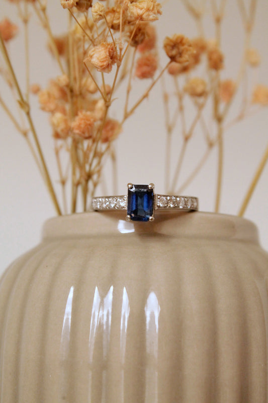 Anillo, platino, zafiro y brillantes