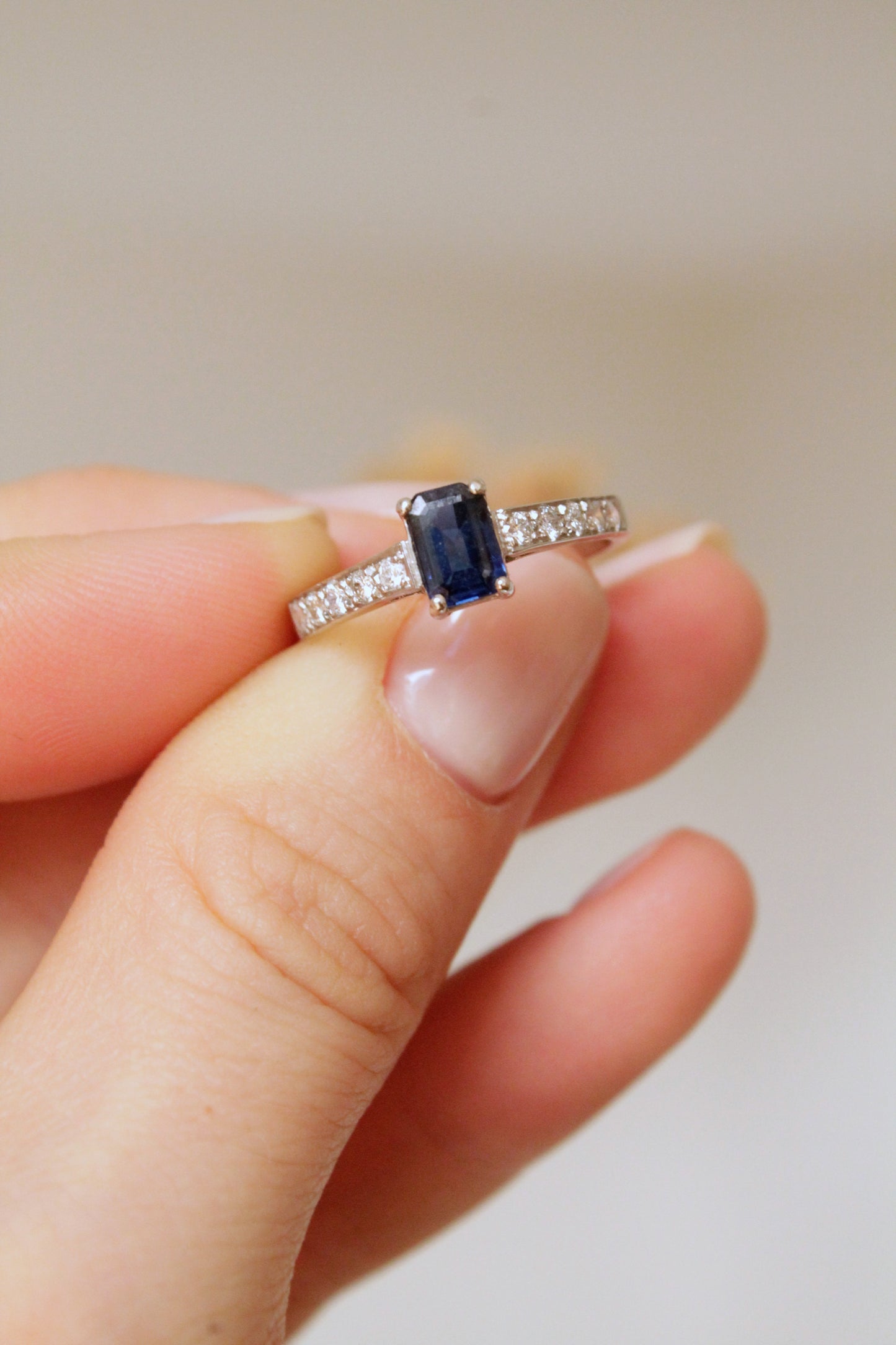 Anillo, platino, zafiro y brillantes
