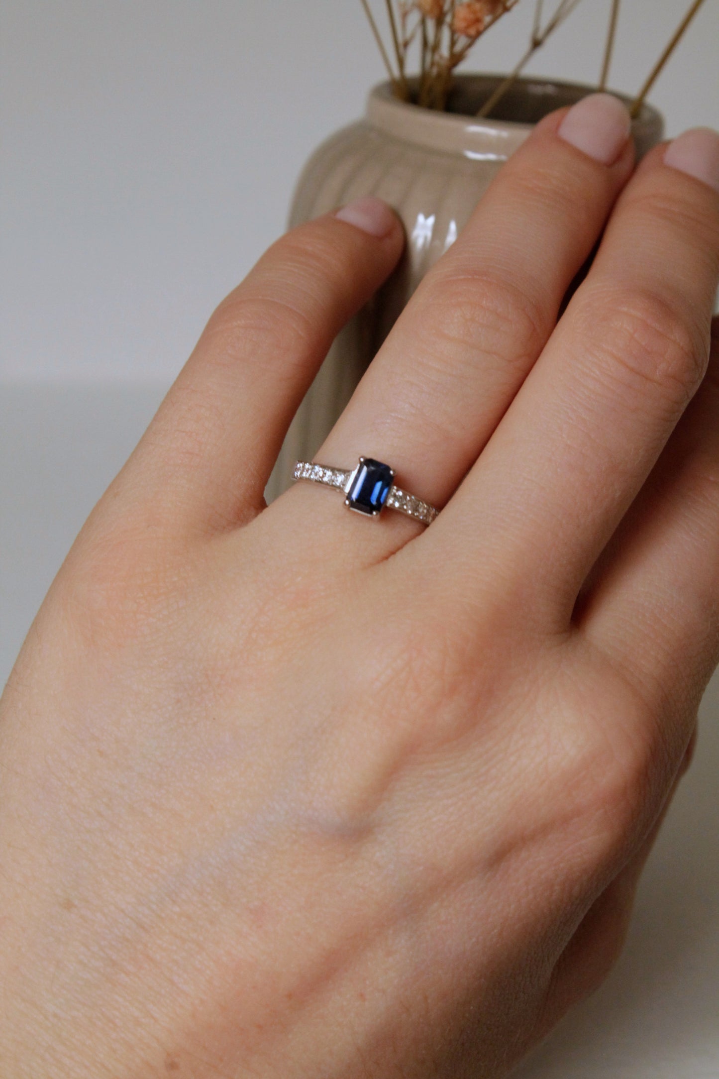 Anillo, platino, zafiro y brillantes