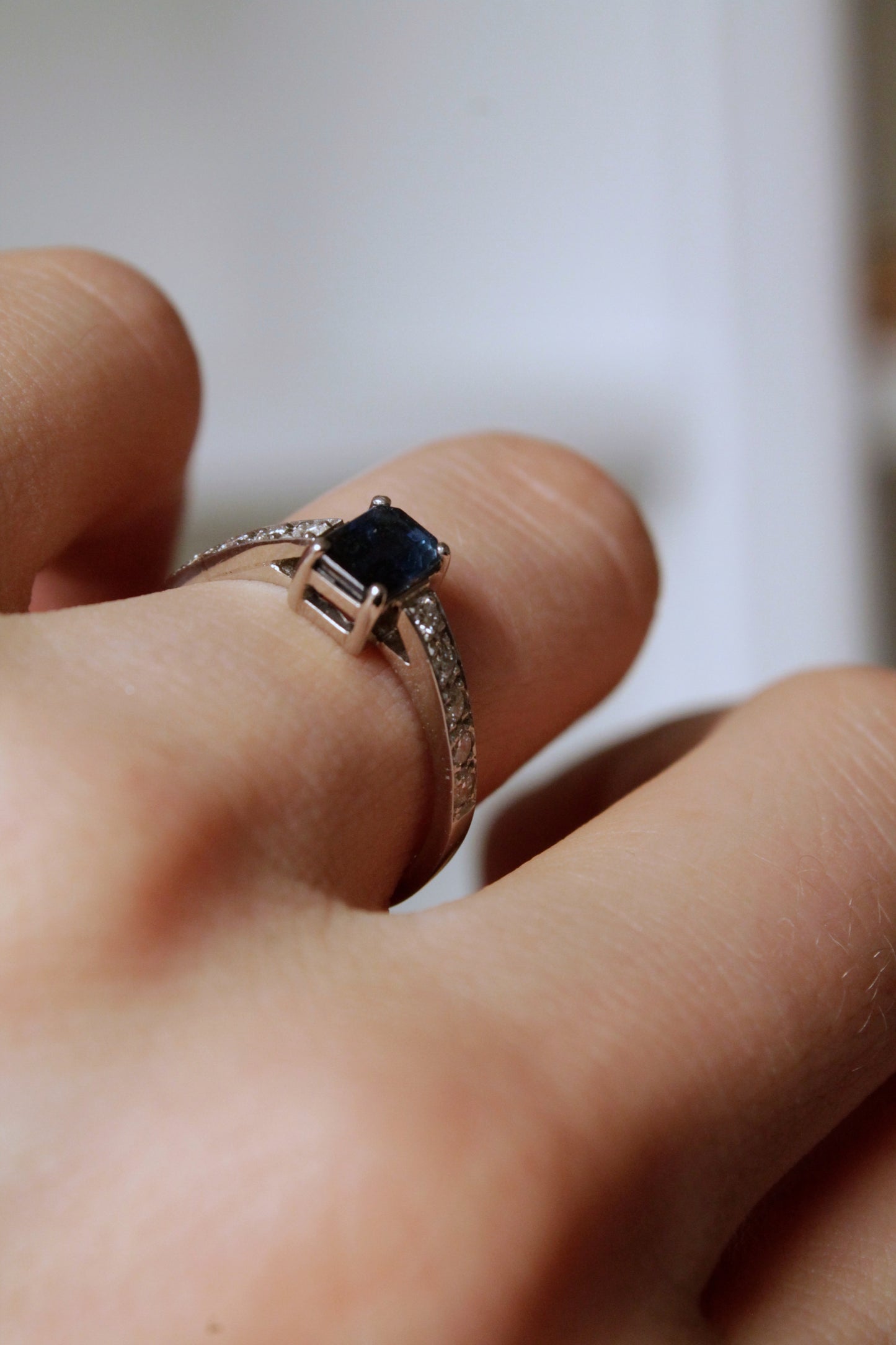 Anillo, platino, zafiro y brillantes