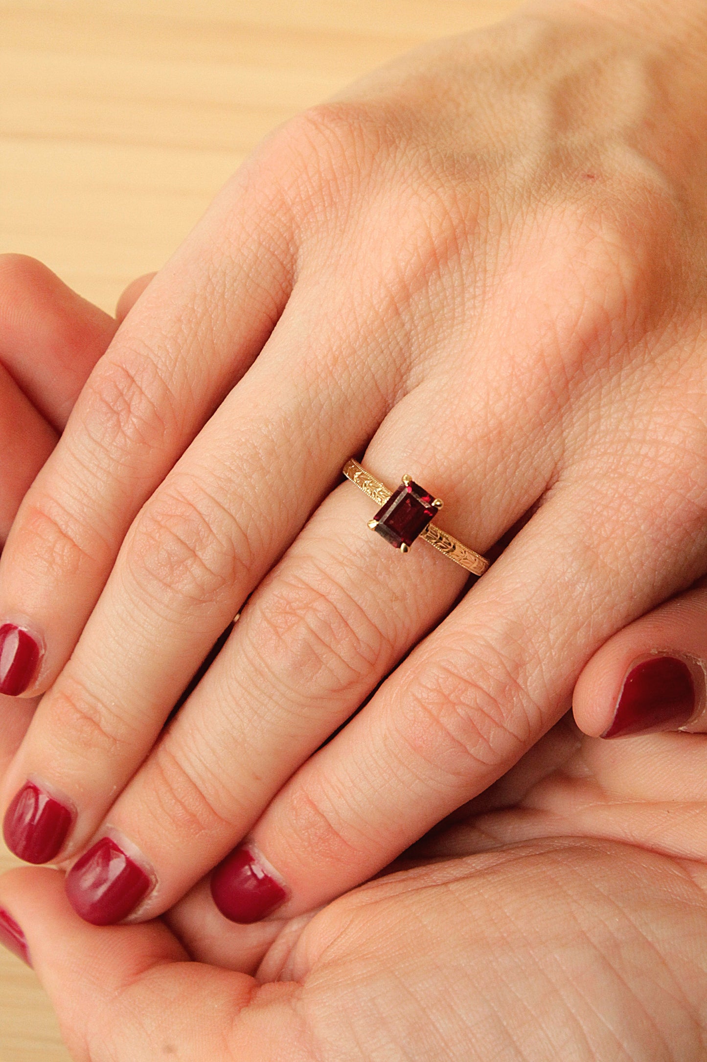 Anillo solitario granate y oro amarillo