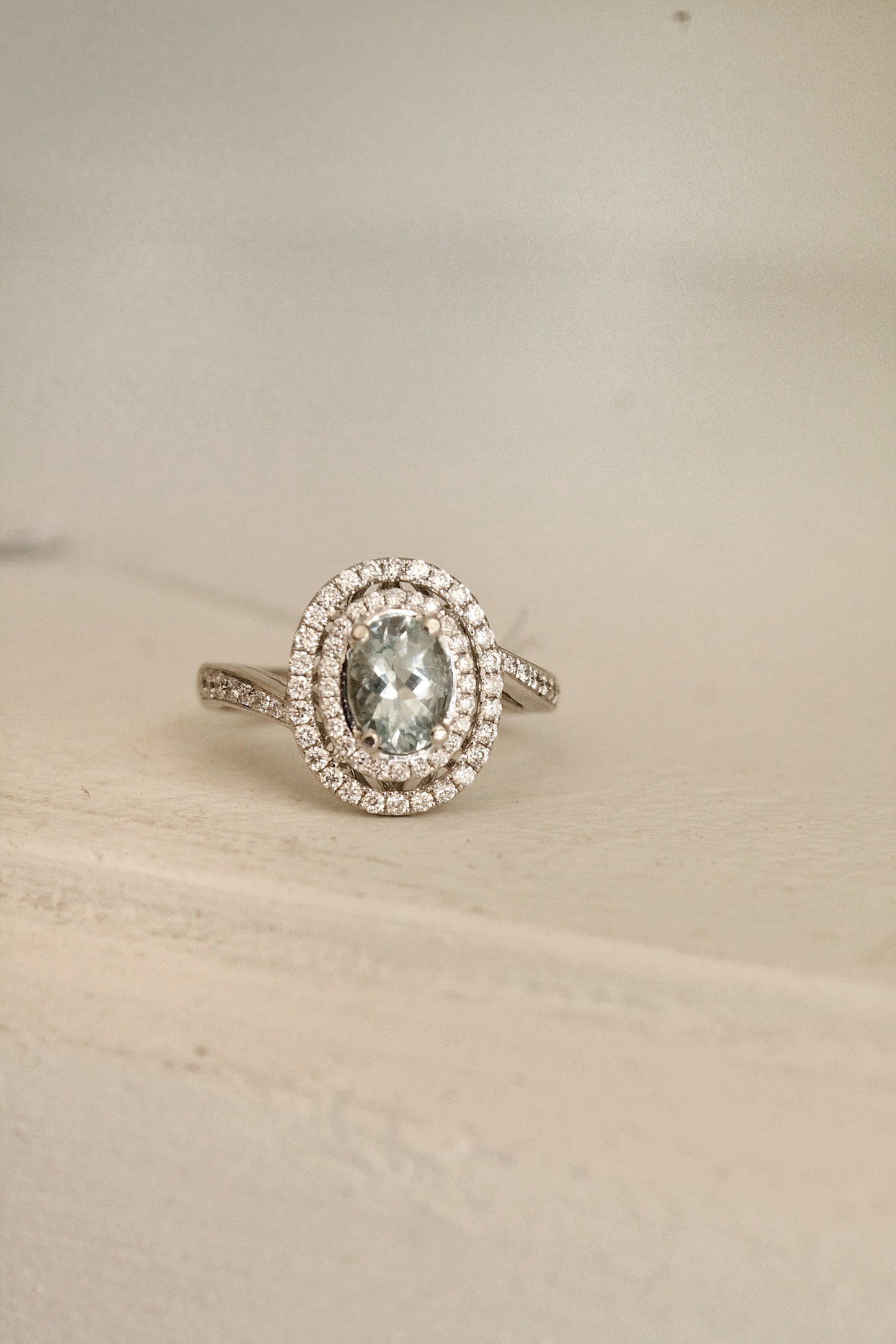 Anillo europeo, hecho a mano, oro blanco italiano, brillantes y aguamarina