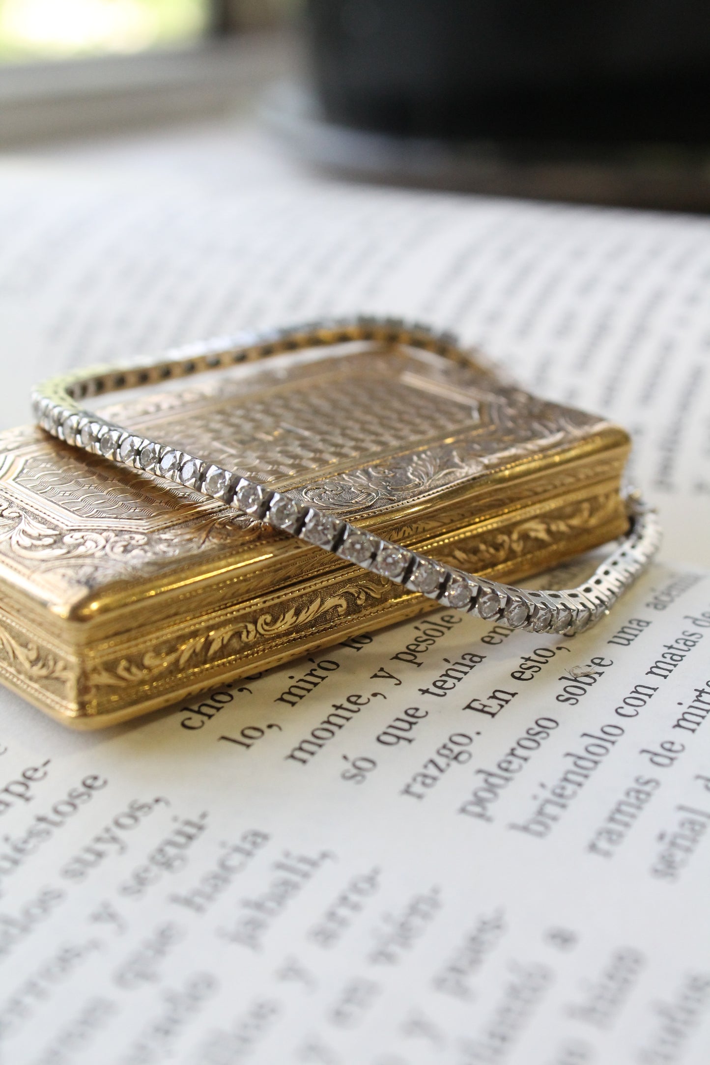 Pulsera europea modelo "tennis", oro blanco y brillantes