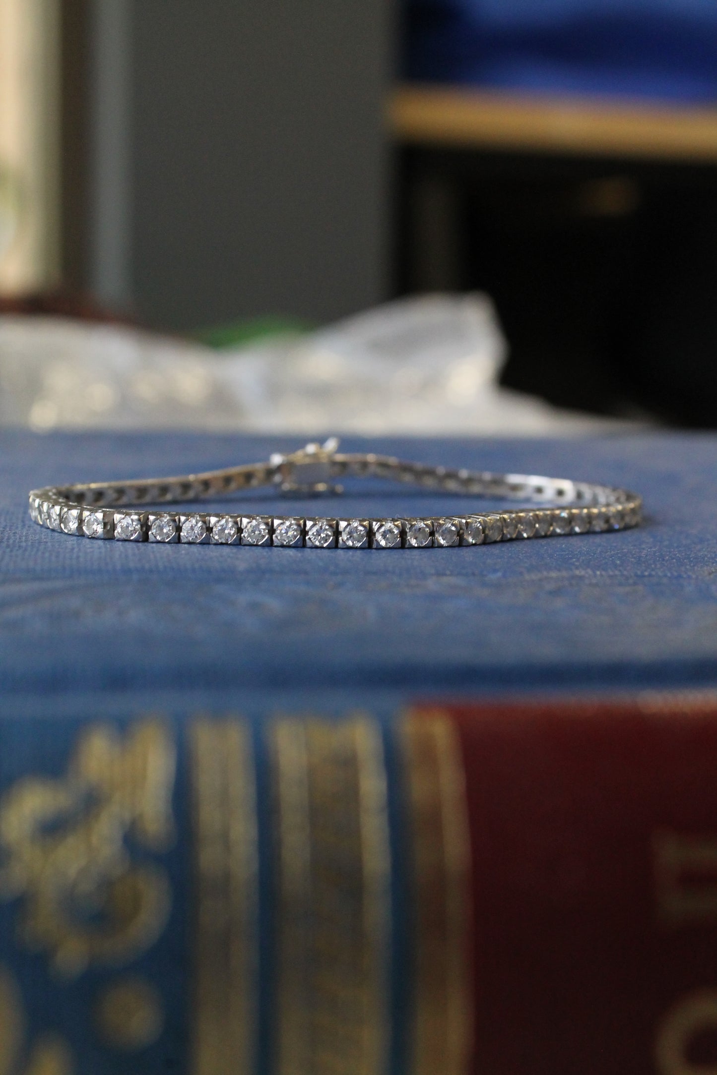Pulsera europea modelo "tennis", oro blanco y brillantes
