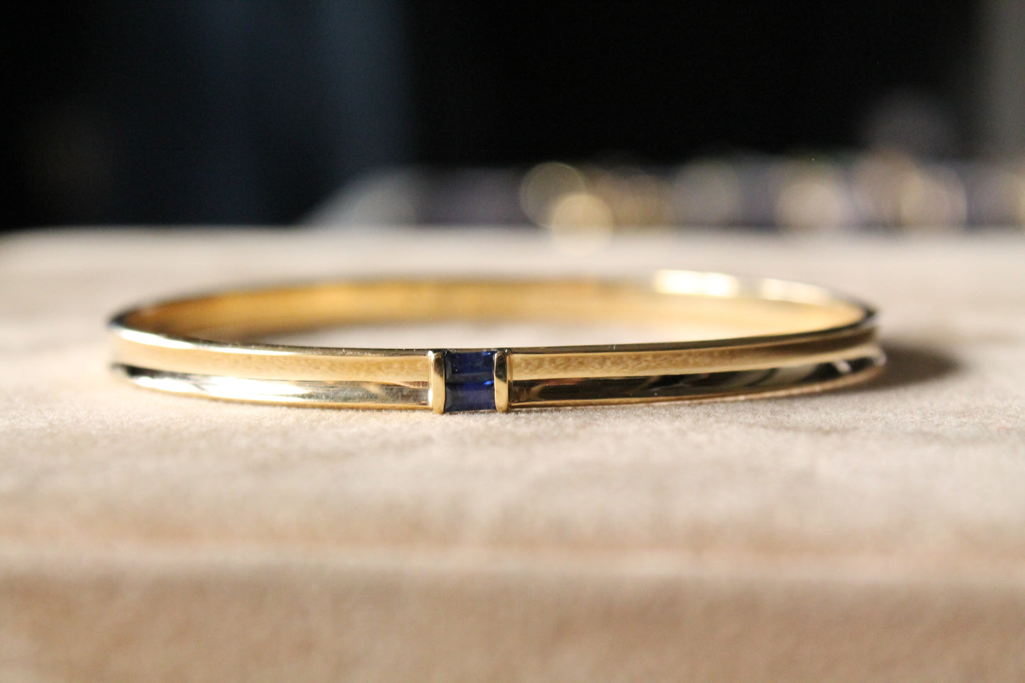 Pulsera europea modelo esclava, oro amarillo y zafiro