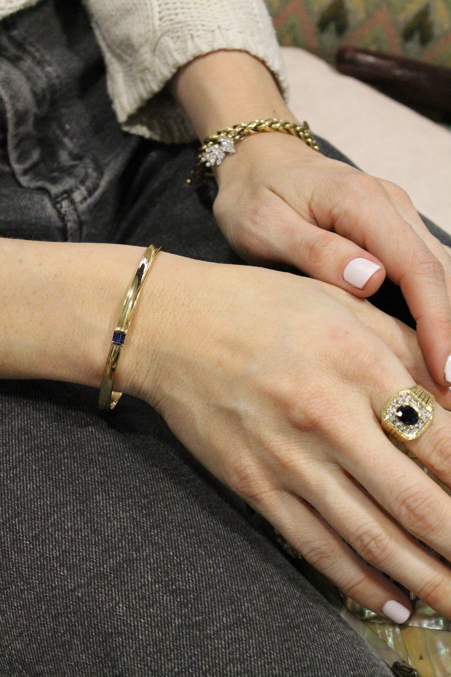 Pulsera europea modelo esclava, oro amarillo y zafiro