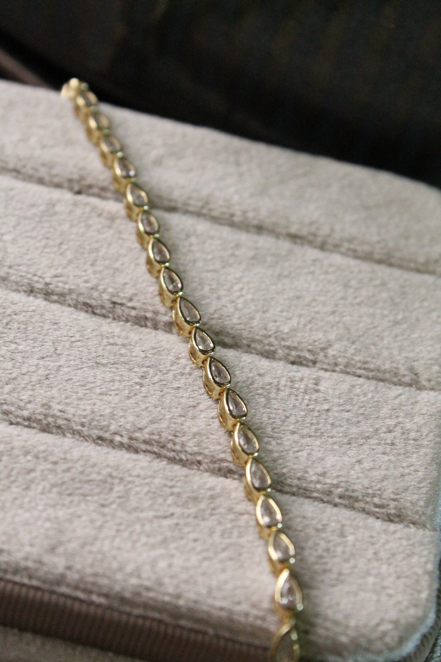Pulsera tennis gota, plata 925 con enchape en oro y zirconitas.