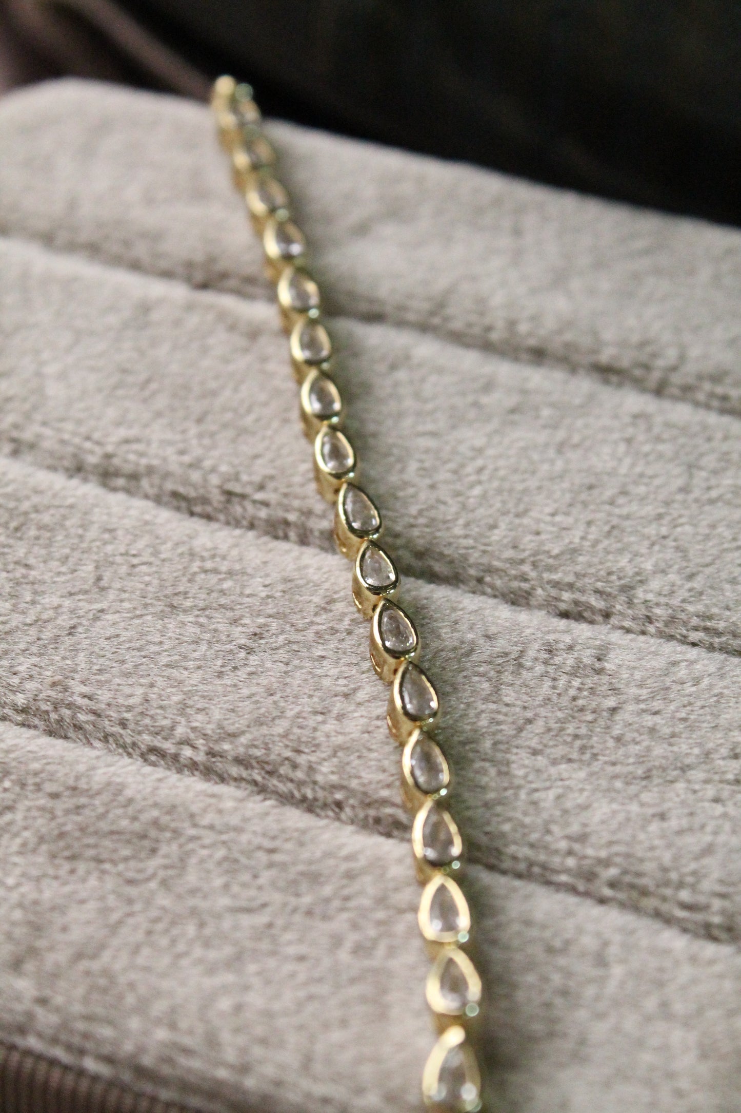 Pulsera tennis gota, plata 925 con enchape en oro y zirconitas.