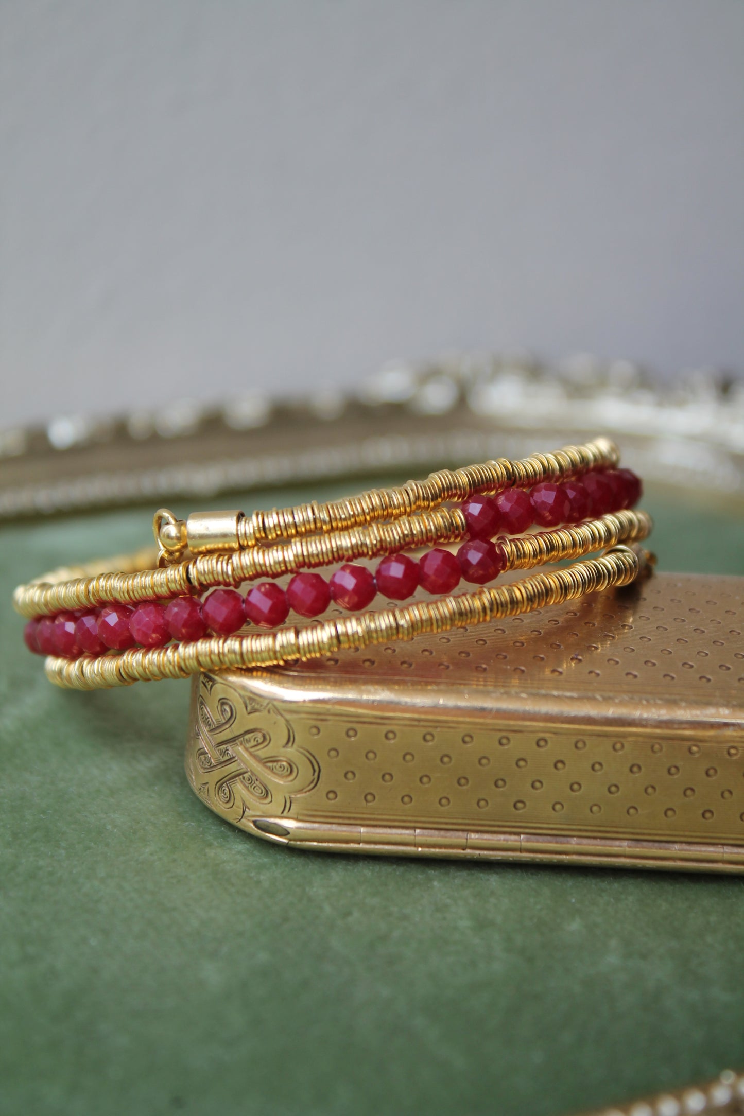 Pulsera metal plata 925, enchape en oro y rubies.