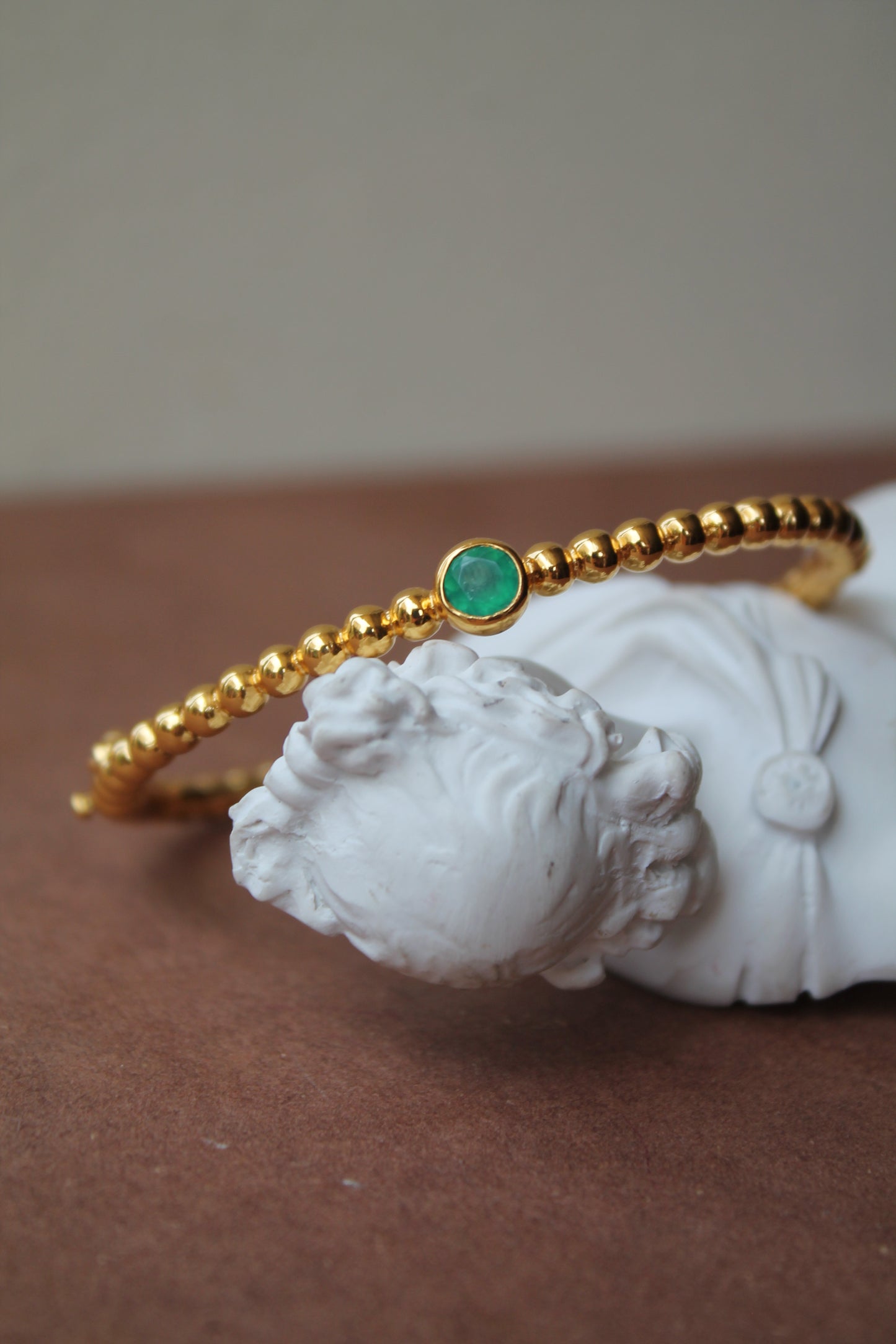 Pulsera metal plata 925, enchape de oro y esmeralda