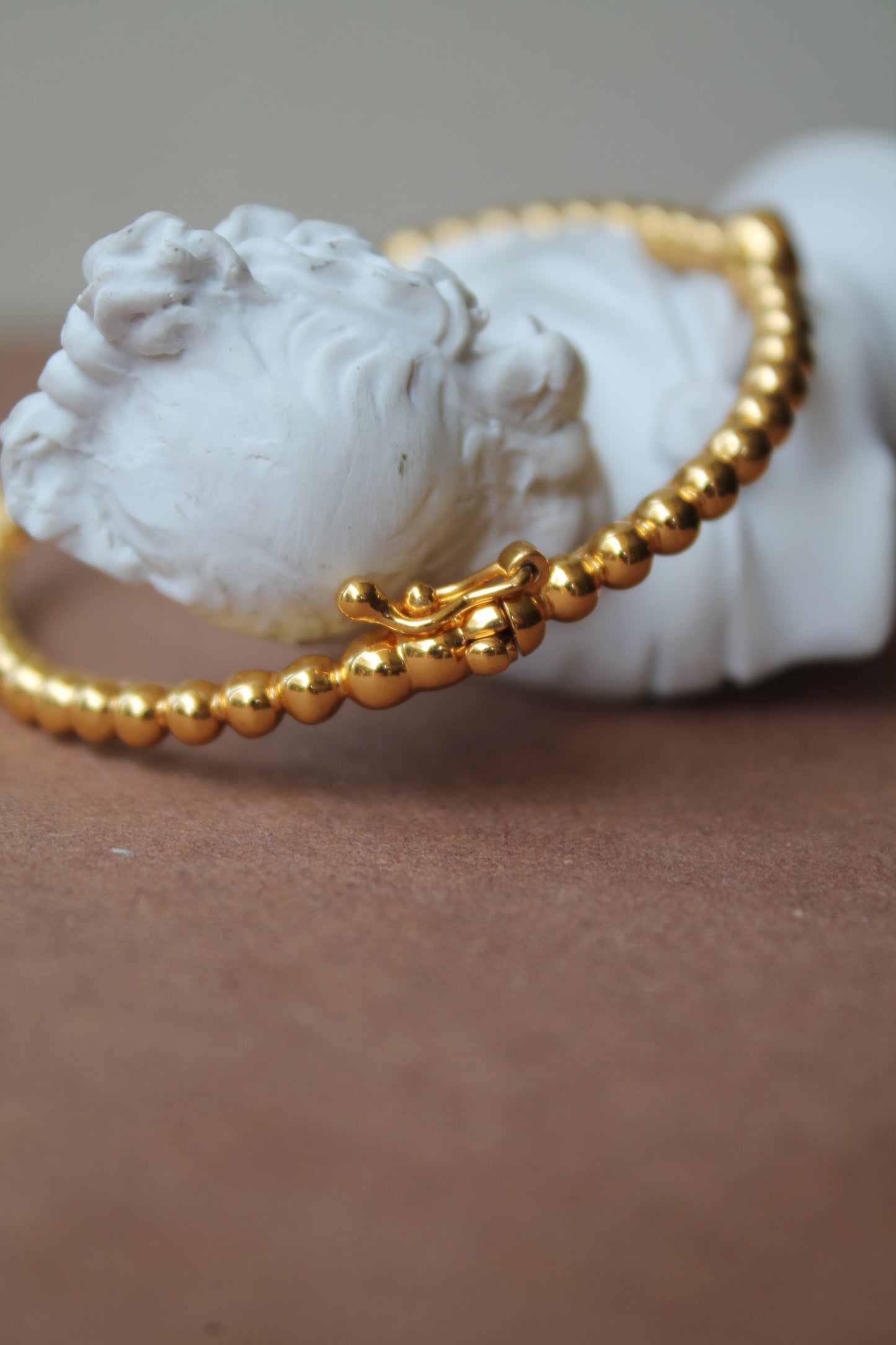 Pulsera metal plata 925, enchape de oro y esmeralda