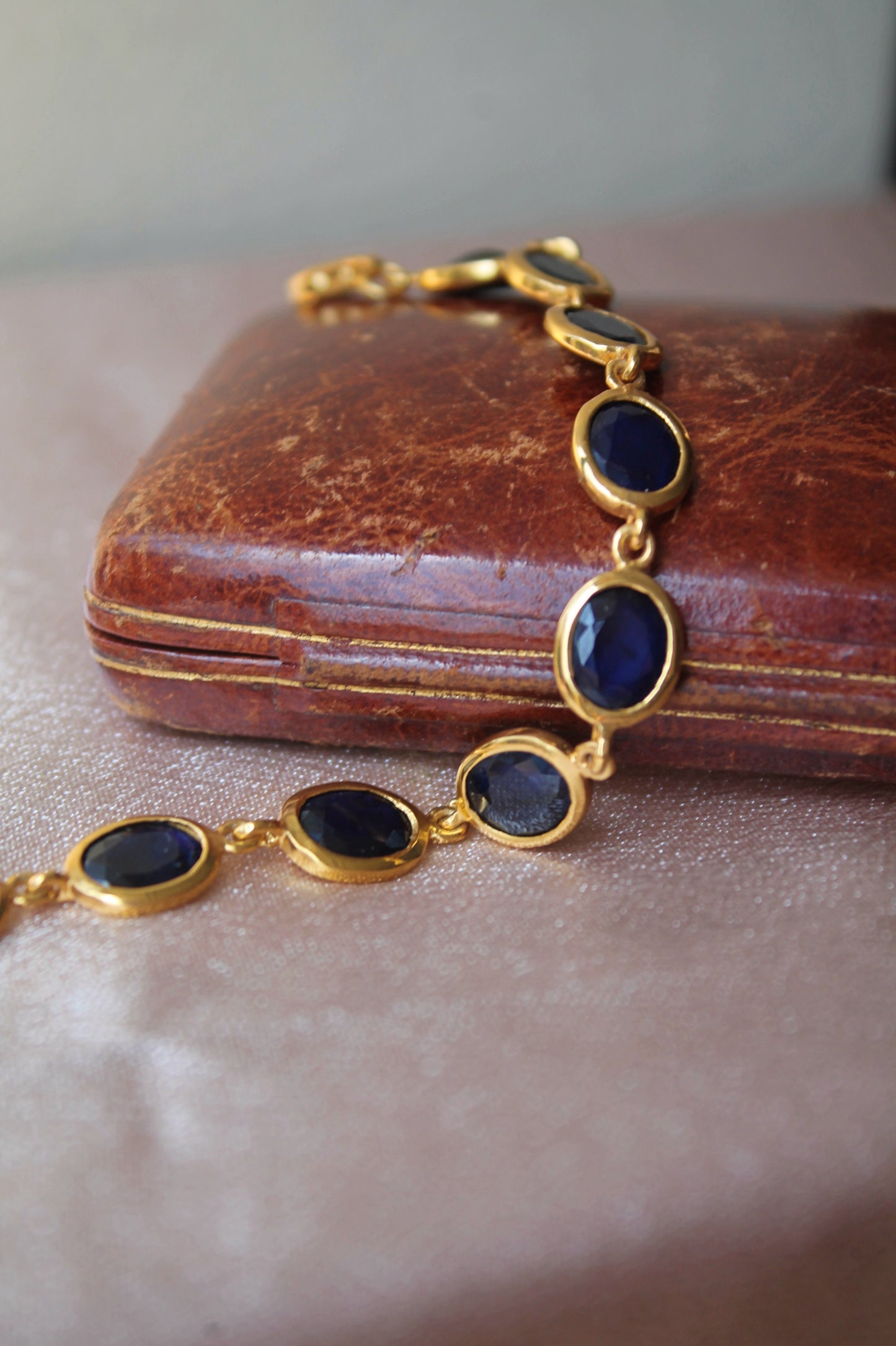 Pulsera metal plata 925, enchape de oro y zafiros