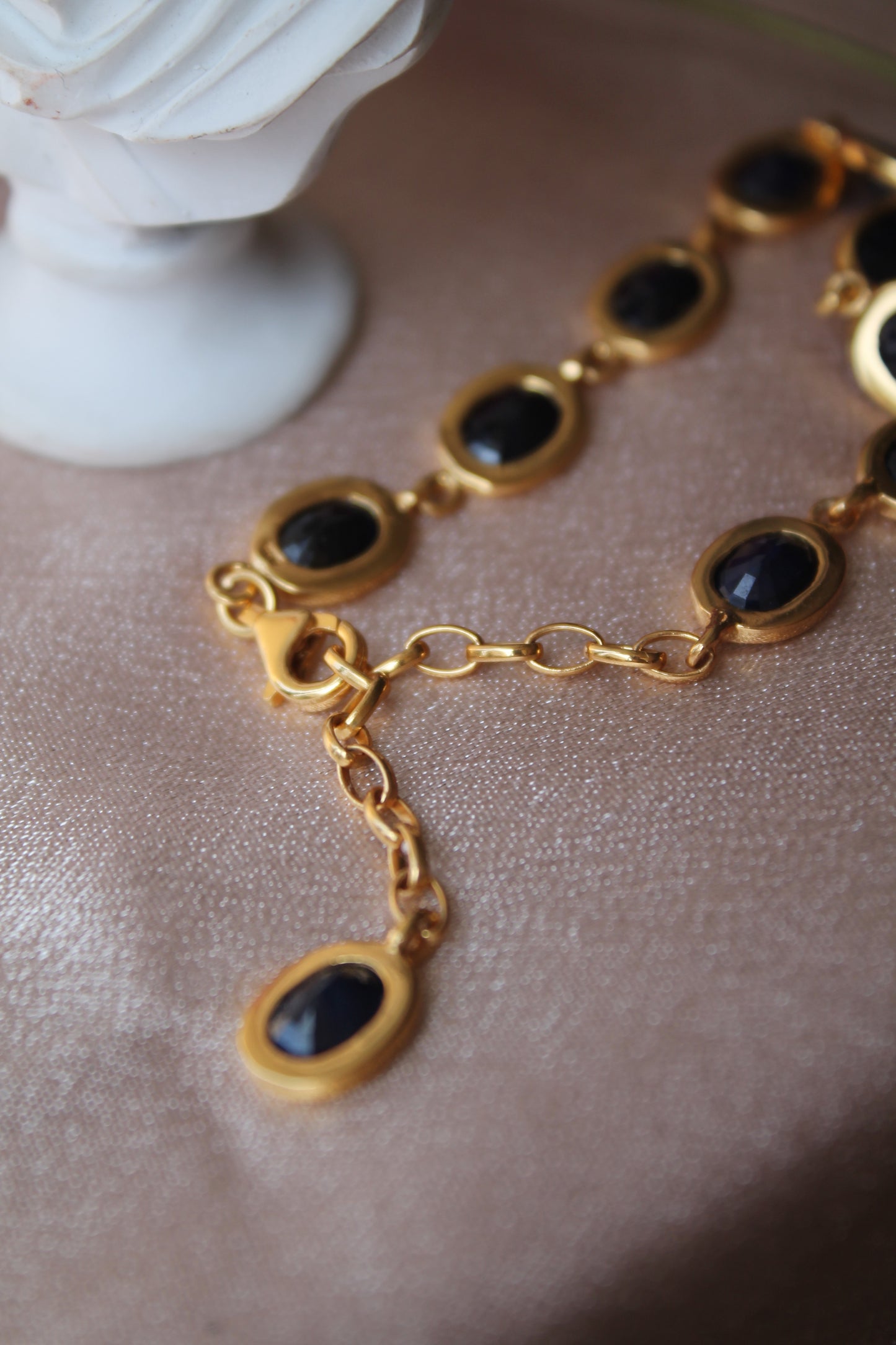 Pulsera metal plata 925, enchape de oro y zafiros