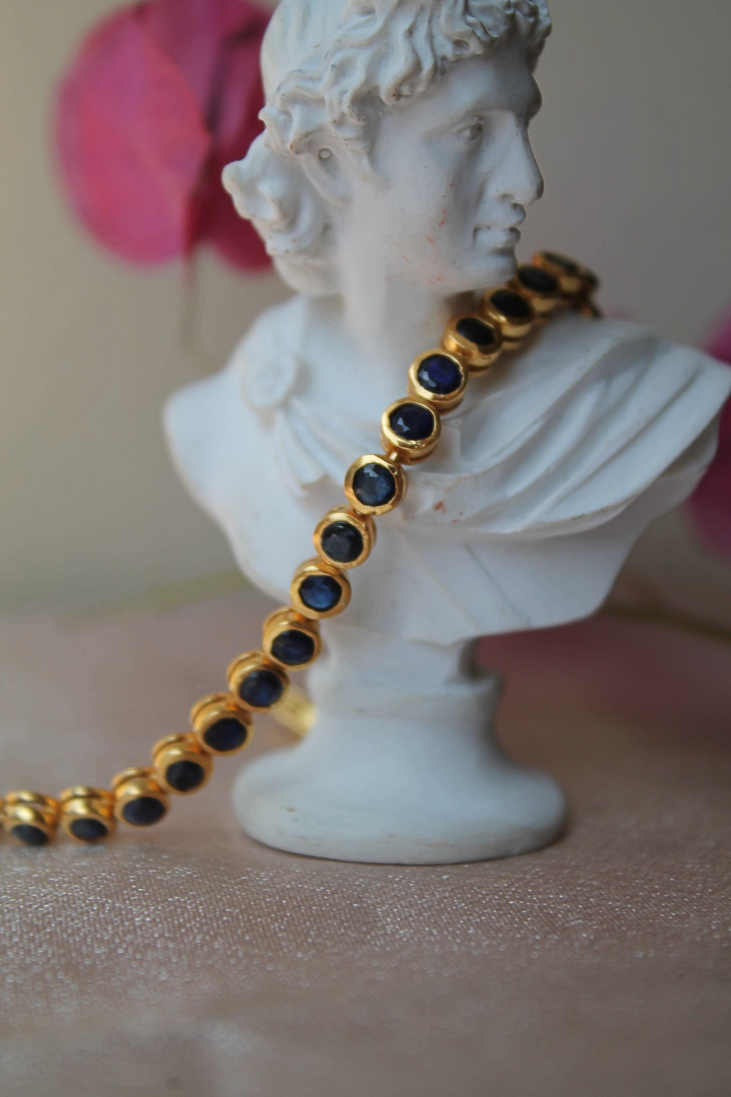 Pulsera metal plata 925, con enchape de oro y zafiros