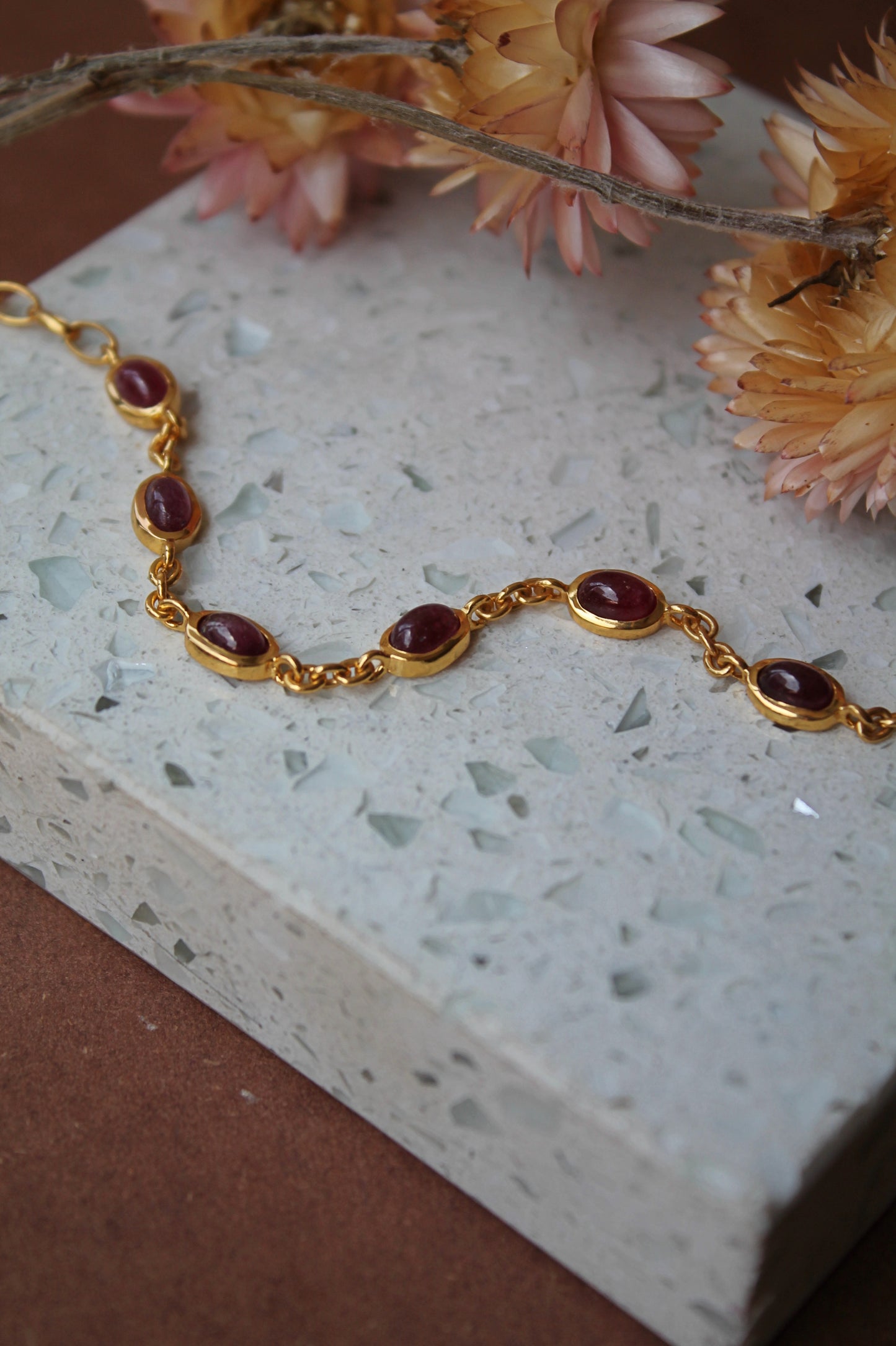 Pulsera metal plata 925, enchape en oro y rubíes