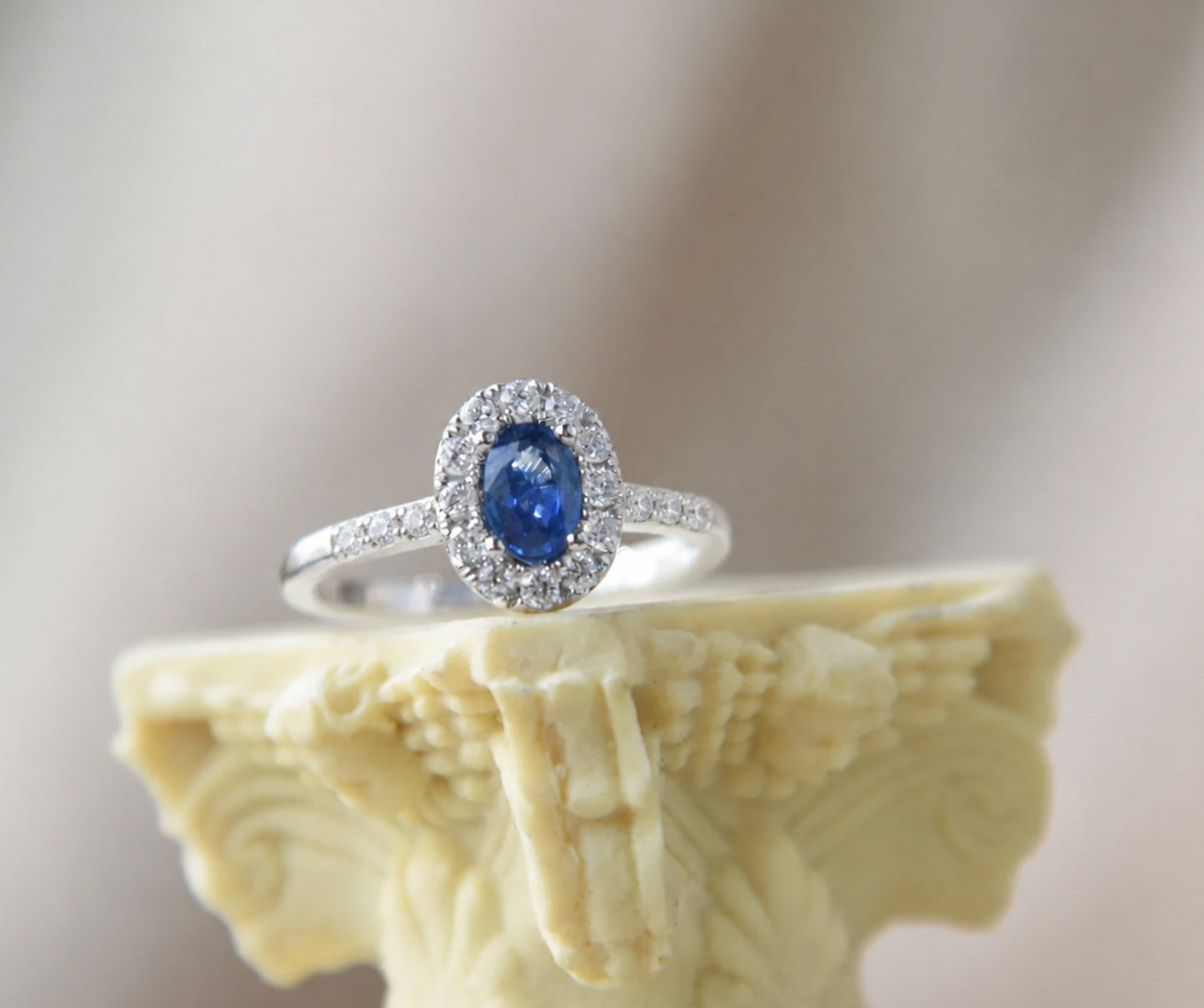 Anillo modelo Ladi Dy, oro blanco de 18k, zafiro y brillantes
