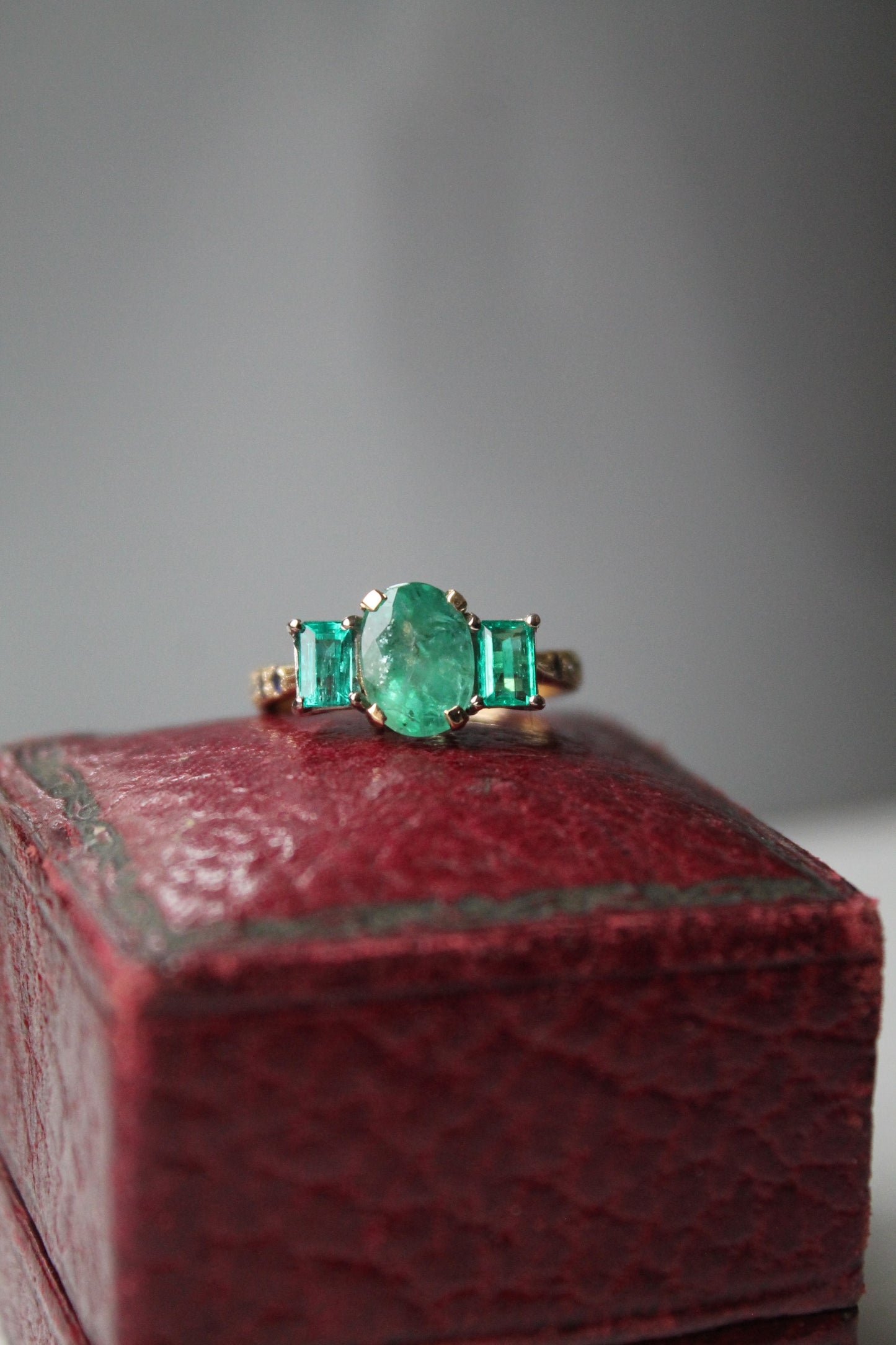 Anillo oro amarillo, esmeralda y zafiro