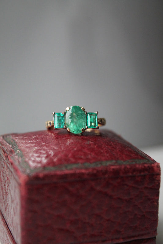 Anillo oro amarillo, esmeralda y zafiro