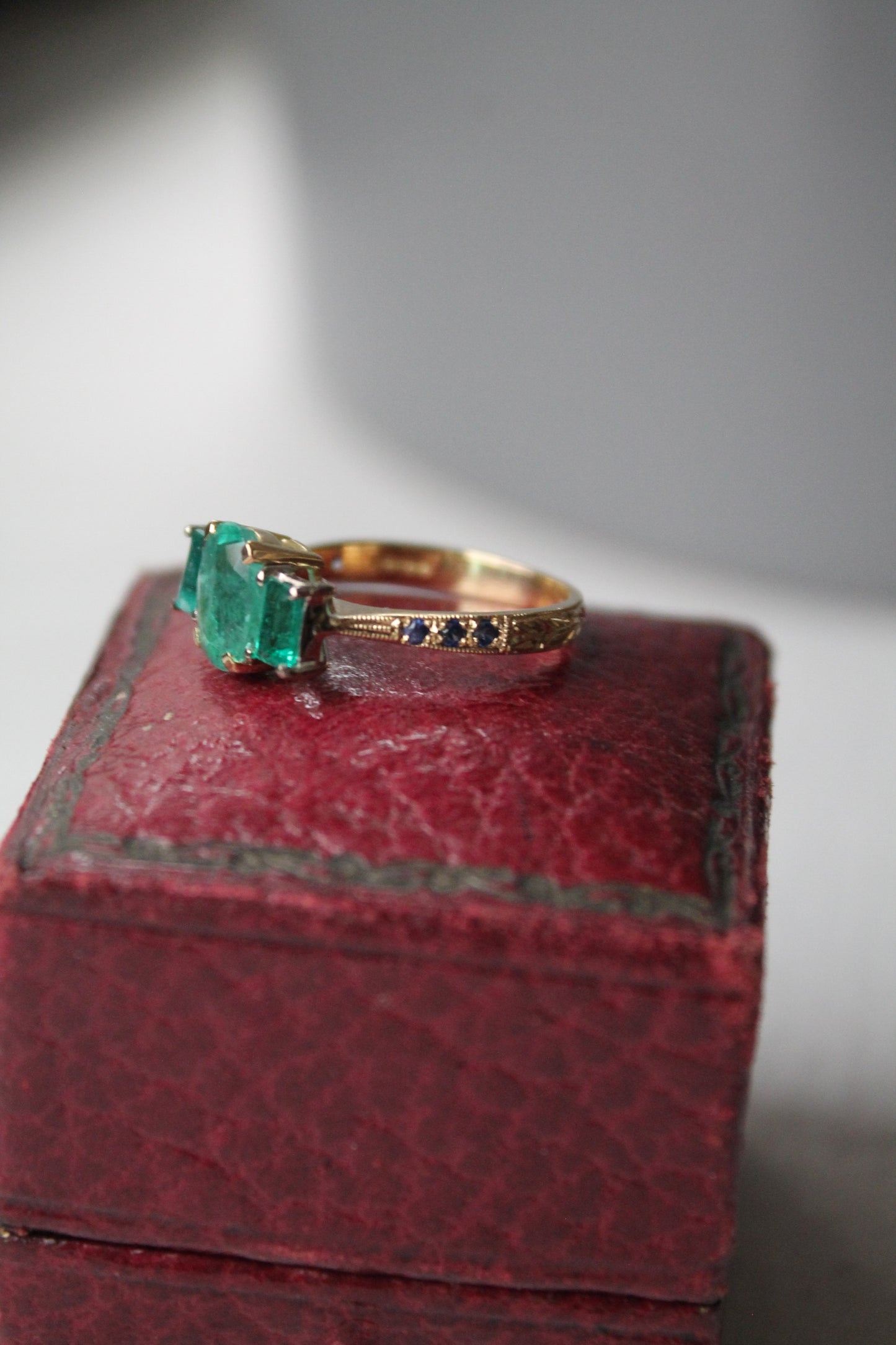 Anillo oro amarillo, esmeralda y zafiro
