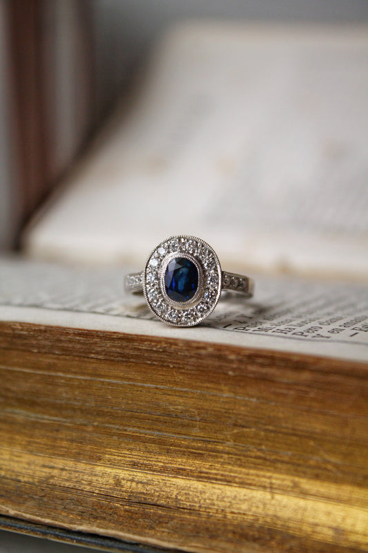 Anillo a pedido, hecho a mano, platino, zafiro y brillantes