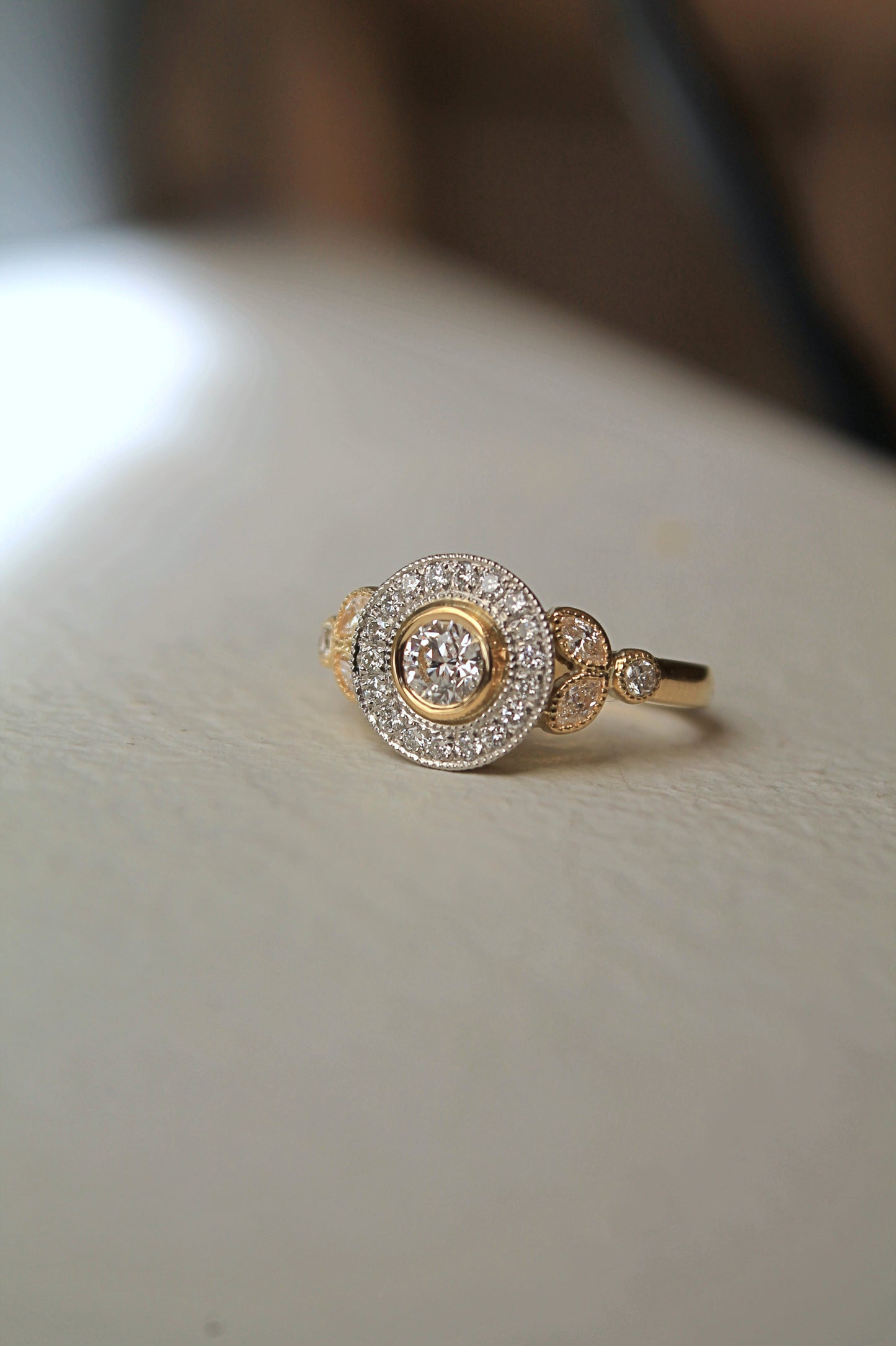 Anillo halo, oro amarillo, platino y brillantes