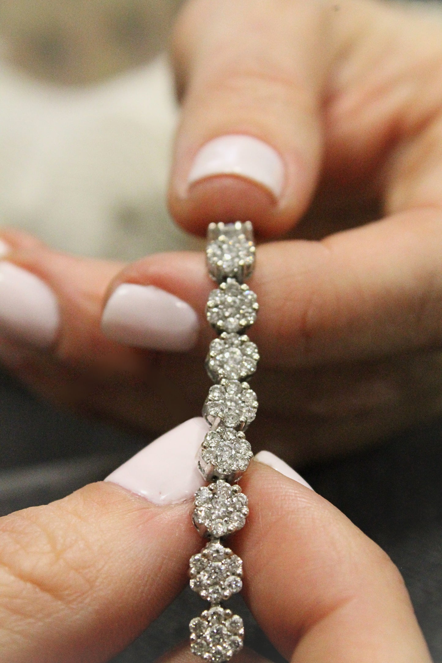 Pulsera europea, diseño floral. Oro blanco y brillantes.