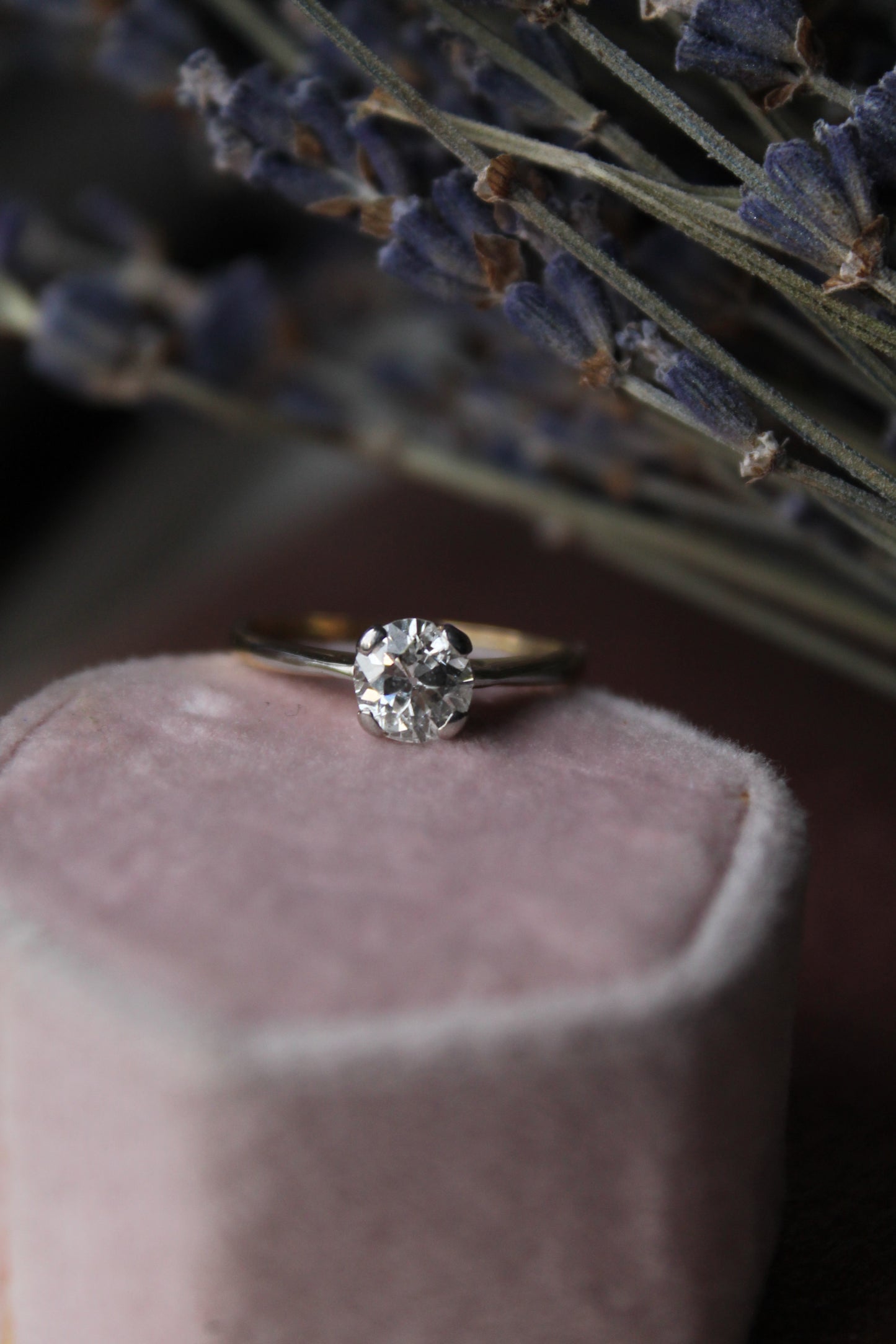Anillo solitario europeo, oro amarillo, platino y brillante "old european cut".
