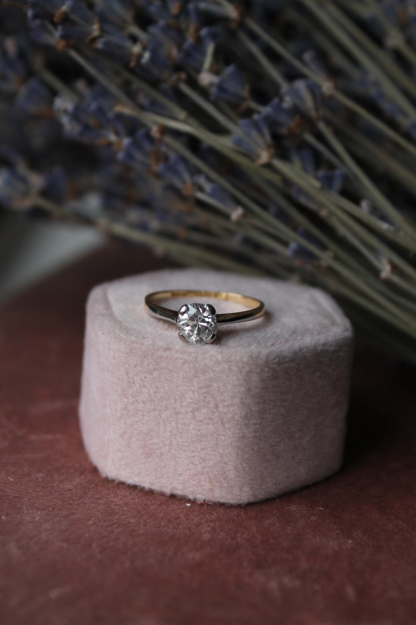 Anillo solitario europeo, oro amarillo, platino y brillante "old european cut".